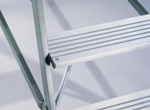'Aluminiumleiter mit geriffelten Stufen im Detail. Stabil und rutschfest für sicheres Arbeiten in der Höhe.'