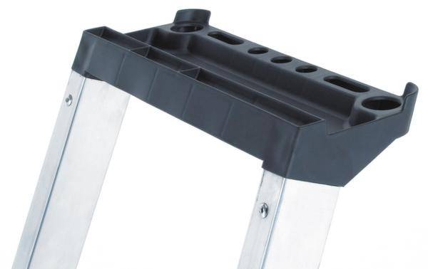 Eine Aluminiumleiter mit einer schwarzen Ablageschale oben, die mehrere Einstecklöcher für Werkzeuge oder Schrauben bietet.