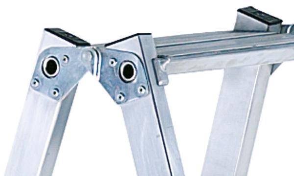 Eine Aluminiumleiter mit Klappscharnier, teils geöffnet.