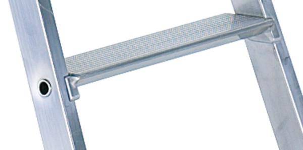 Eine Aluminiumleiter mit breiten, rutschfesten Sprossen, die Stabilität und Sicherheit beim Klettern bietet.