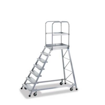Aluminiumleiter mit sieben Stufen, Plattform und Geländer auf Rollen. Geeignet für sicheren Zugang in Lagerhallen oder Werkstätten.