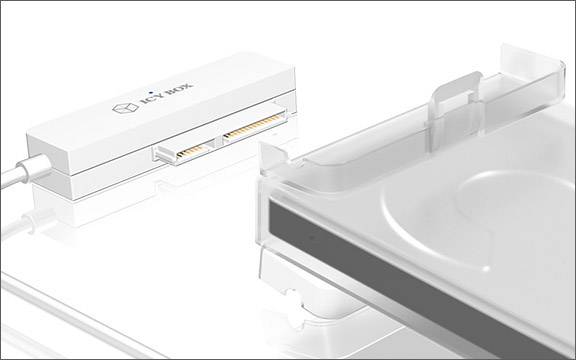 Ein weißer Festplattenadapter und eine transparente Festplattenhülle auf einem weißen Hintergrund. Der Adapter zeigt einen Anschluss.