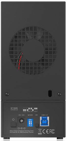 Die Rückseite eines schwarzen Computergehäuses mit Lüfteröffnung, USB-3.0-Anschluss und verschiedenen Schaltern und Buchsen.