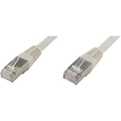 Zwei beige Ethernet-Kabelanschlüsse mit durchsichtigen Steckern und Metallkontaktflächen, die auf einer weißen Oberfläche liegen.