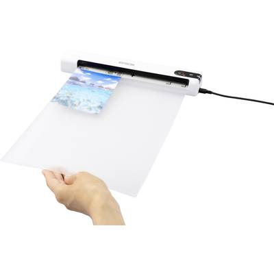 Eine Hand führt ein Foto durch einen weißen Scanner, der an ein Kabel angeschlossen ist. Das Gerät scannt das Bild und zeigt das Ergebnis oben an.
