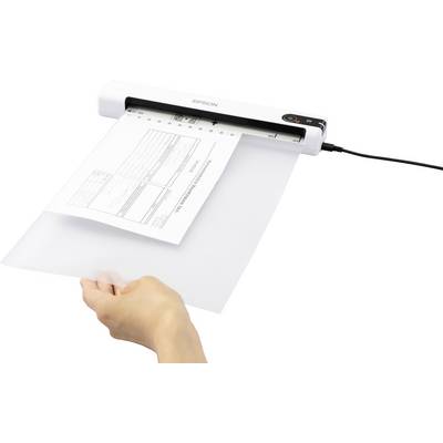 Ein Dokument wird von einem tragbaren Scanner digitalisiert. Eine Hand führt das Papier in den Scanner ein, der mit einem Kabel verbunden ist.