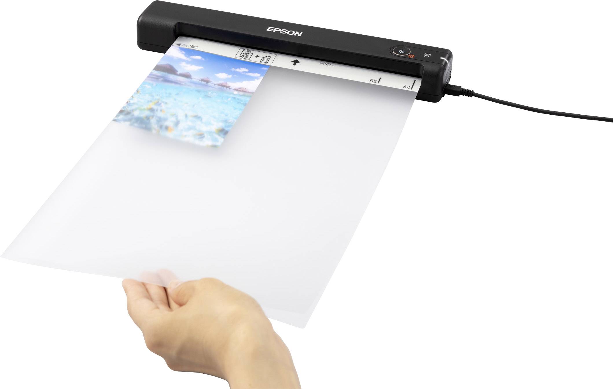 Ein tragbarer Epson-Drucker scannt ein Foto mit blauem Meer und Himmel. Eine Hand hält ein Blatt gerade beim Scannen.
