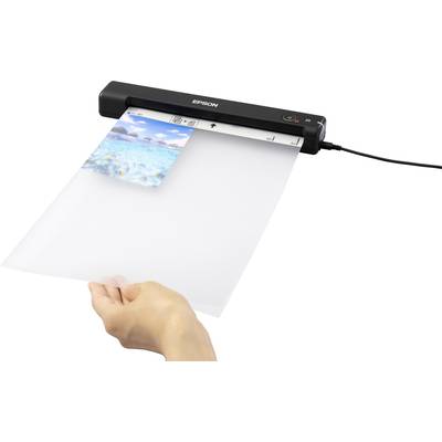 Ein tragbarer Epson-Drucker scannt ein Foto mit blauem Meer und Himmel. Eine Hand hält ein Blatt gerade beim Scannen.