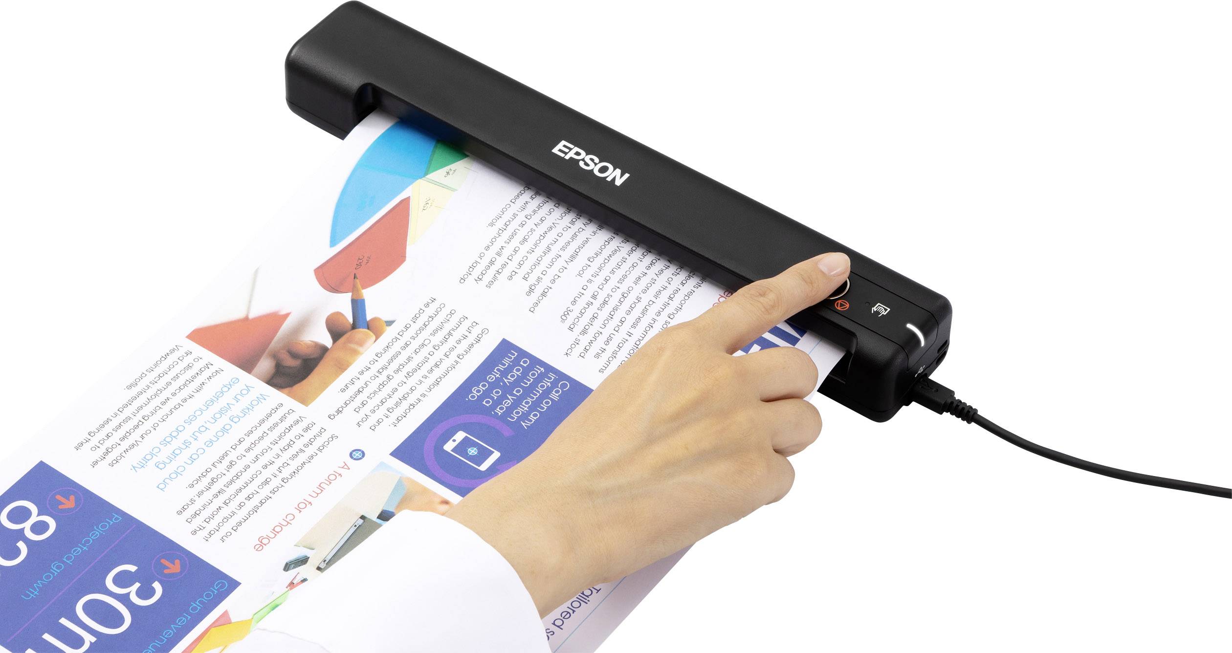 Eine Hand scannt ein buntes Dokument mit einem mobilen Epson-Scanner. Das Gerät ist schlank und schwarz, befindet sich im Einsatz.