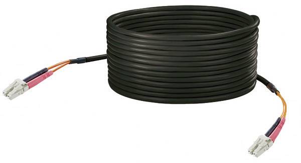 Ein langes, aufgerolltes schwarzes Kabel mit Steckverbindern an beiden Enden, geeignet für Datenübertragung und Netzwerkanwendungen.