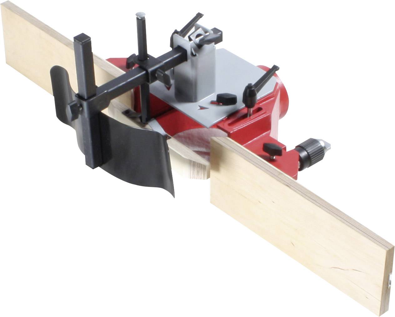 Ein rot-schwarz-graues elektrisches Holzbearbeitungswerkzeug mit Führungsschienen markiert präzise Schnitte in zwei Holzplatten.