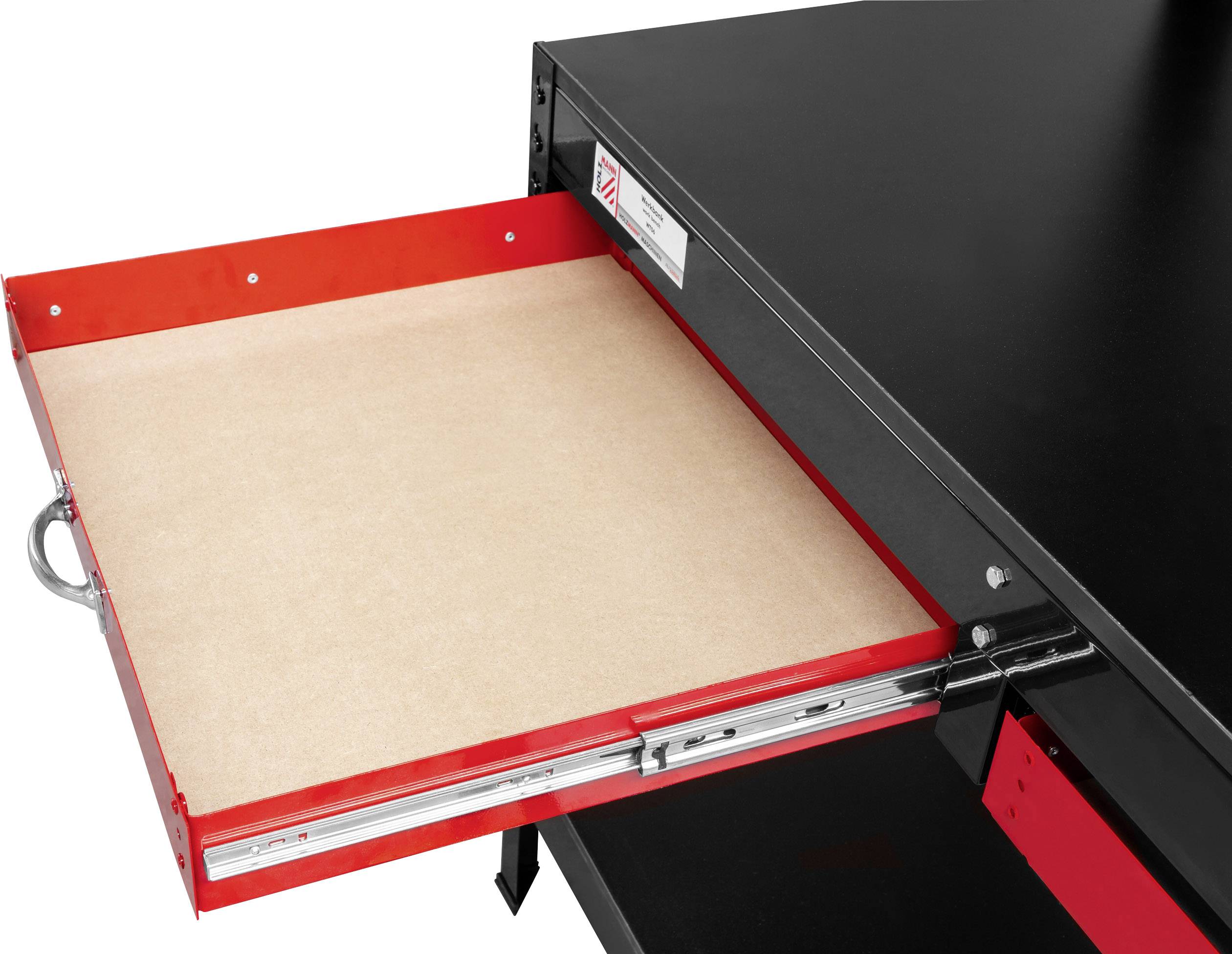 Eine rote Metallschublade mit Holzboden ist teilweise aus einem schwarzen Schrank gezogen.