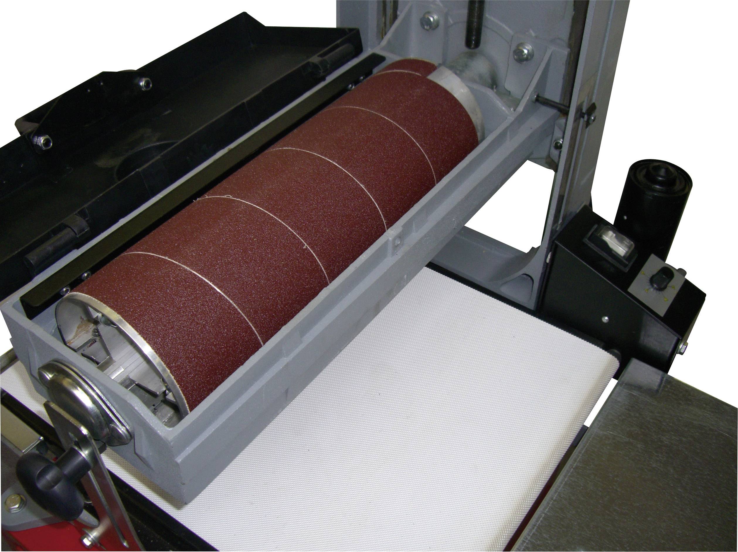 Eine Schleifmaschine mit rotem Schleifband und zugehöriger Mechanik, bereit für den Einsatz in einem Werkstattumfeld.