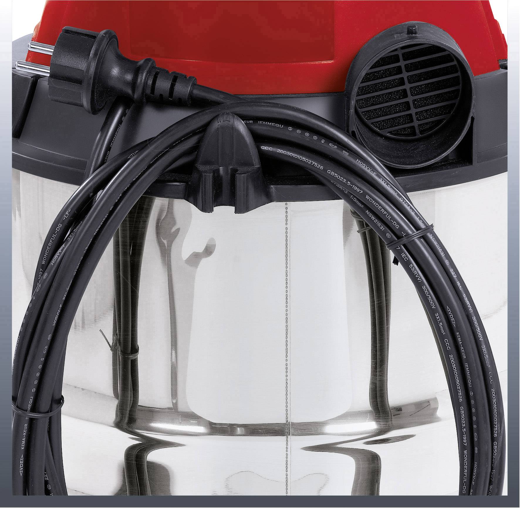 Nahaufnahme eines Staubsaugerkabels, das um den Edelstahlkorpus des Staubsaugers gewickelt ist, mit rotem und schwarzem Gehäuseteil.