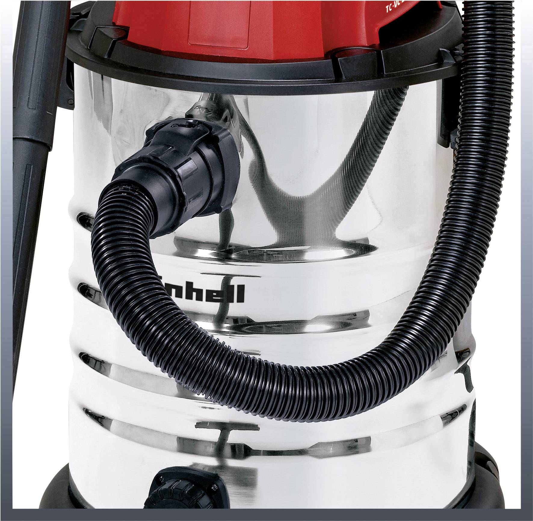 Ein silberner Nass-Trockensauger mit rotem Detail und schwarzem Schlauch, geeignet für vielseitige Reinigungsanwendungen.