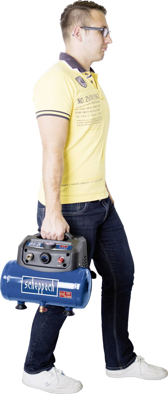 Ein Mann in gelbem Polohemd trägt einen kleinen, blauen Kompressor der Marke Scheppach.