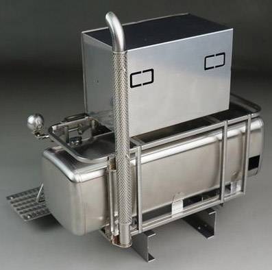 'Edelstahlgerät mit rechteckigem Hauptkörper und seitlichem Abzug.'