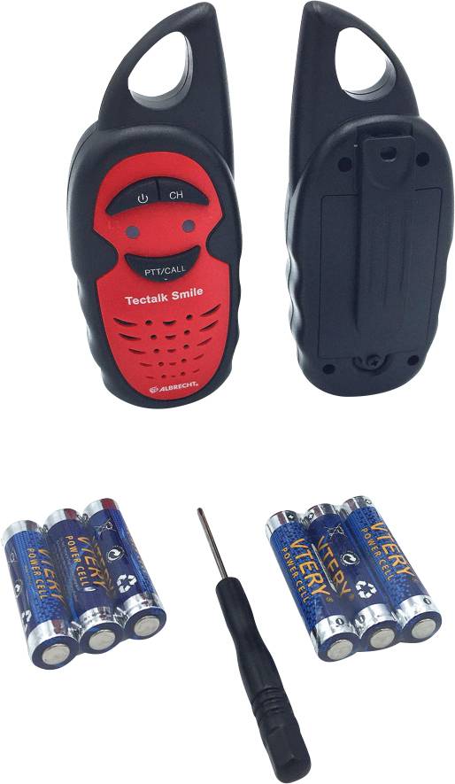 Zwei rote Walkie-Talkies mit schwarzem Gehäuse, jeweils Vorder- und Rückseite, neben acht AA-Batterien und einem kleinen Schraubendreher.