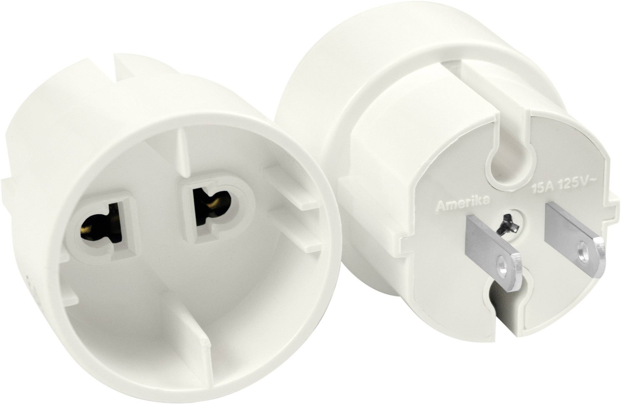 Zwei weiße Steckdosenadapter. Links: europäischer Stecker, rechts: amerikanischer Stecker. Adapter ermöglicht Nutzung europäischer Geräte in den USA.