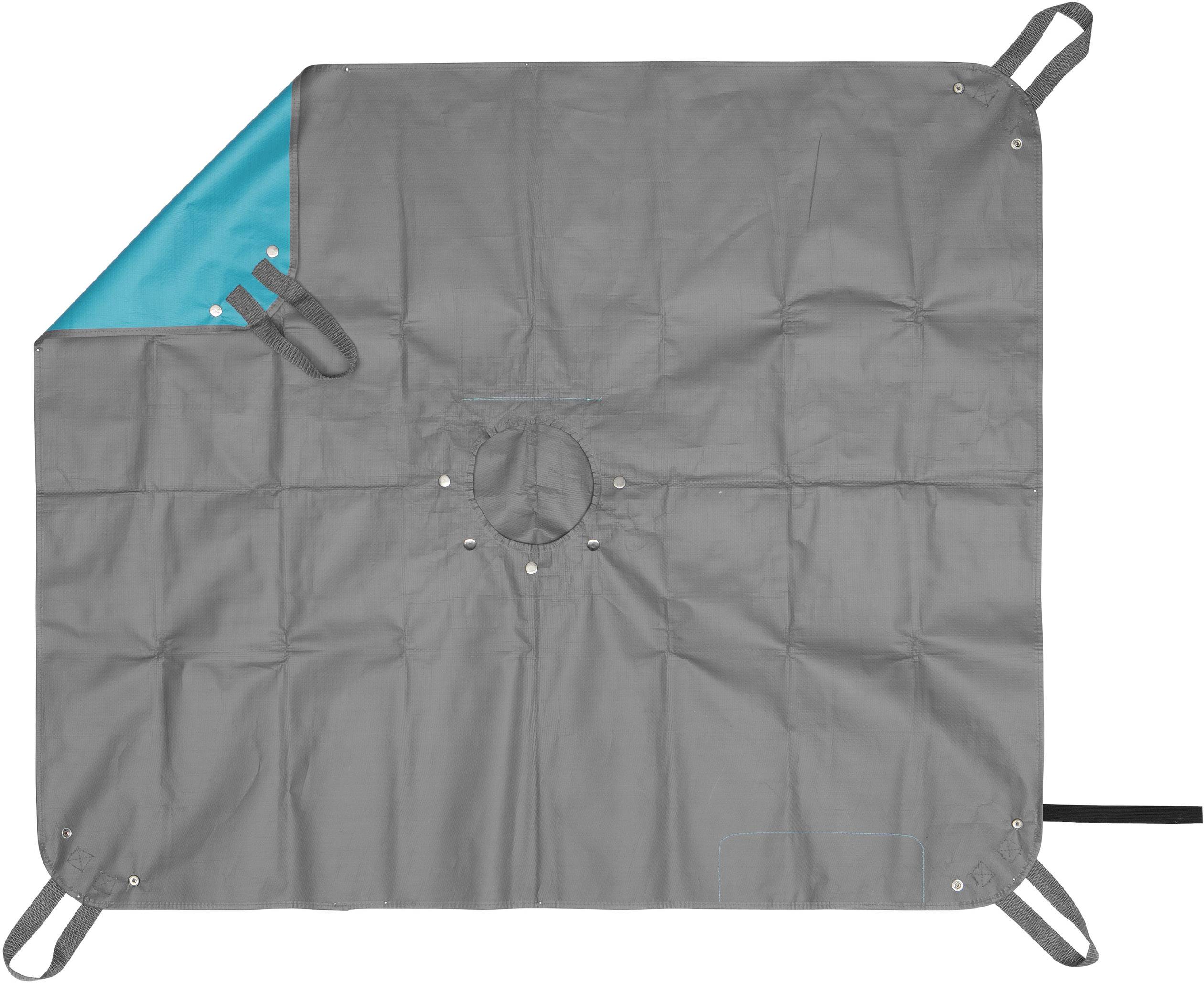 Graue Wetterplane mit türkisfarbenem Futter, rechteckig mit verstärkten Ecken und Riemen zur Befestigung. Vorbereitet für Regenschutz.