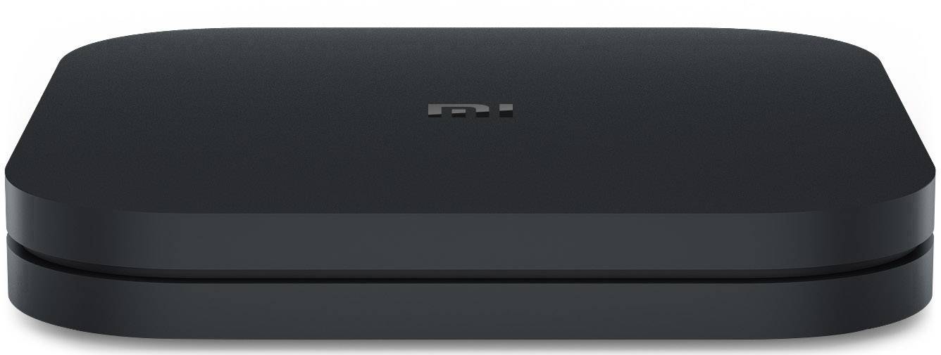 Ein schwarzer, rechteckiger Medienstreaming-Gerät mit abgerundeten Ecken und einem unauffälligen Logo oben in der Mitte.