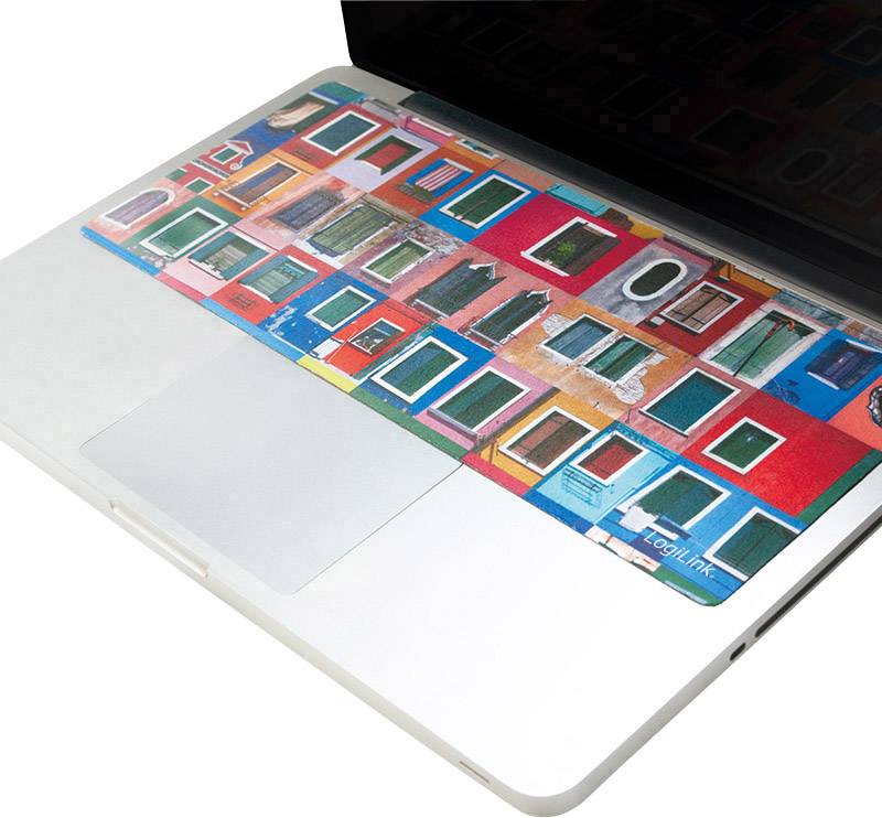 Ein Laptop mit einer bunten Hülle, die ein künstlerisches Stadtbild zeigt. Hauptfarben sind Rot, Grün und Blau.