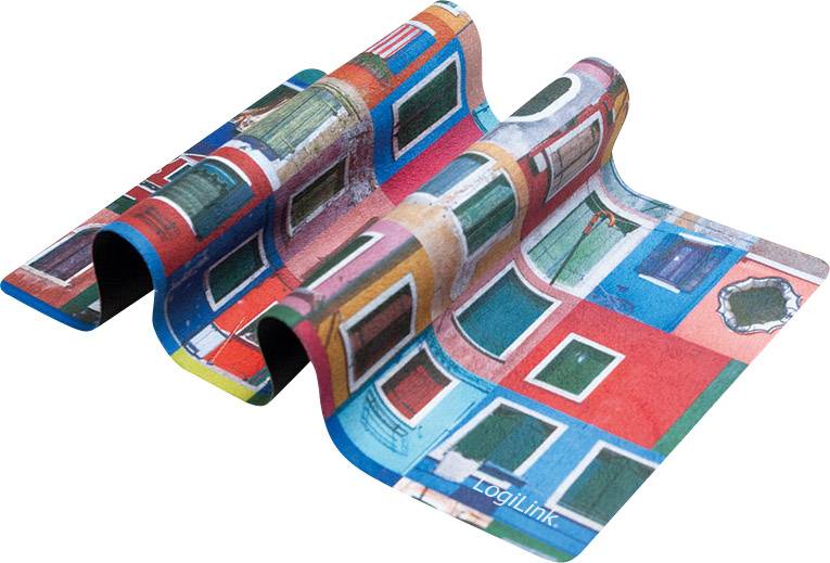 Ein USB-Mauspad mit bunten Häusern und Fenstern im Stil von Burano, gebogen wie eine wellige Landschaft. Hauptfarben: Rot, Blau, Grün.