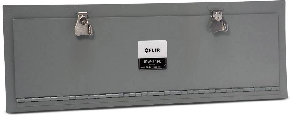 Graue Verkleidung eines Infrarotsichtfensters mit zwei Verschlüssen und einem zentralen Schild mit der Aufschrift 'FLIR IRW-2C'.