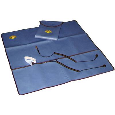 Eine blaue Matte mit elektrischen Kabeln und einem zugehörigen blauen Kissen, die auf dem Boden ausgebreitet ist.