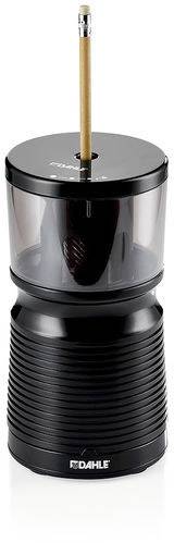 Elektrischer Anspitzer mit einem Bleistift, der gerade angespitzt wird. Das Gerät ist schwarz und zylindrisch geformt.