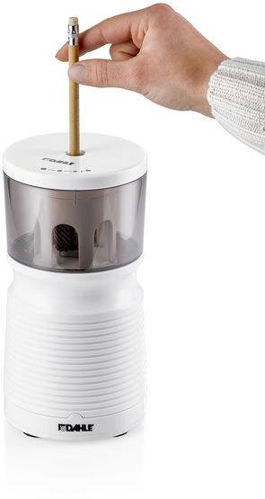 Hand hält einen Bleistift in einen weißen elektrischen Anspitzer. Der Anspitzer hat einen transparenten Behälter für Späne.