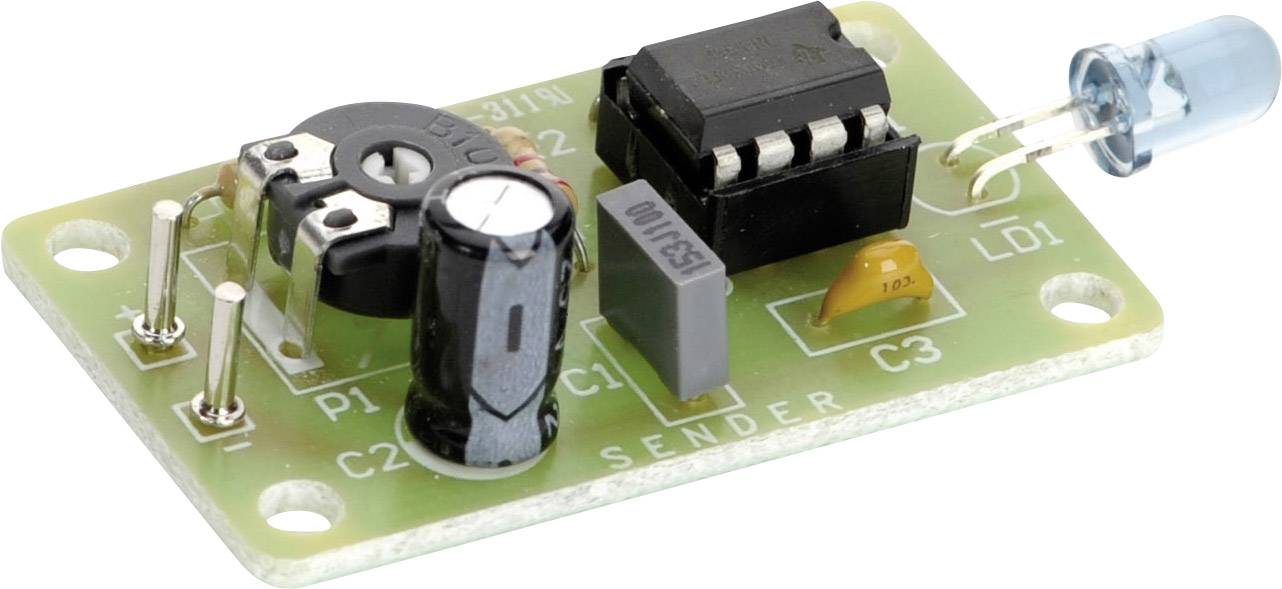 Kleine grüne elektronische Schaltung mit Widerstand, Kondensatoren und einem integrierten Schaltkreis, angebracht auf einer Platine.