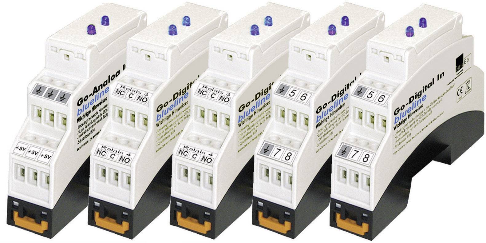 'Fünf weiße elektronische DIN-Schienenmodule in einer Reihe montiert. Jedes Modul hat blaue LED-Anzeigen und einzelne Verbindungsklemmen.'
