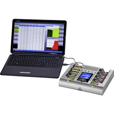 Laptop mit geöffnetem Datenblatt und Diagrammen, verbunden mit einem professionellen Ladegerät, das Akkus überwacht und lädt.