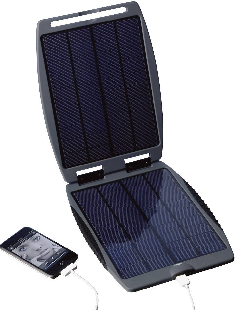Tragbares Solarpanel lädt ein Smartphone auf. Das Gerät ist über ein Kabel verbunden.