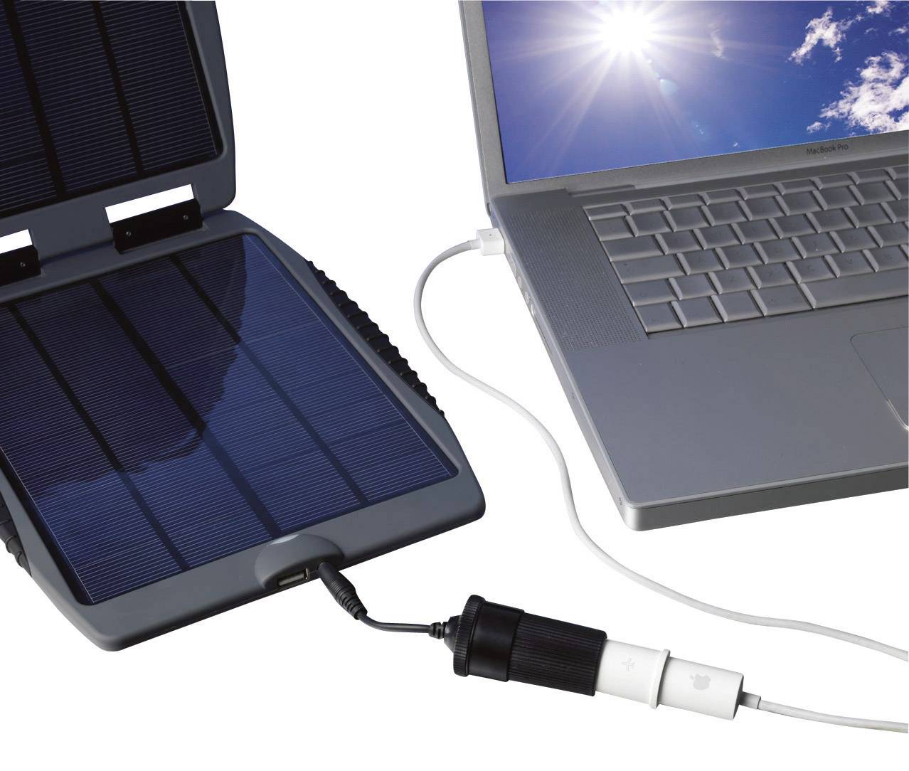 Tragbares Solarpanel lädt einen Laptop unter sonnigem Himmel über ein angeschlossenes Kabel auf.