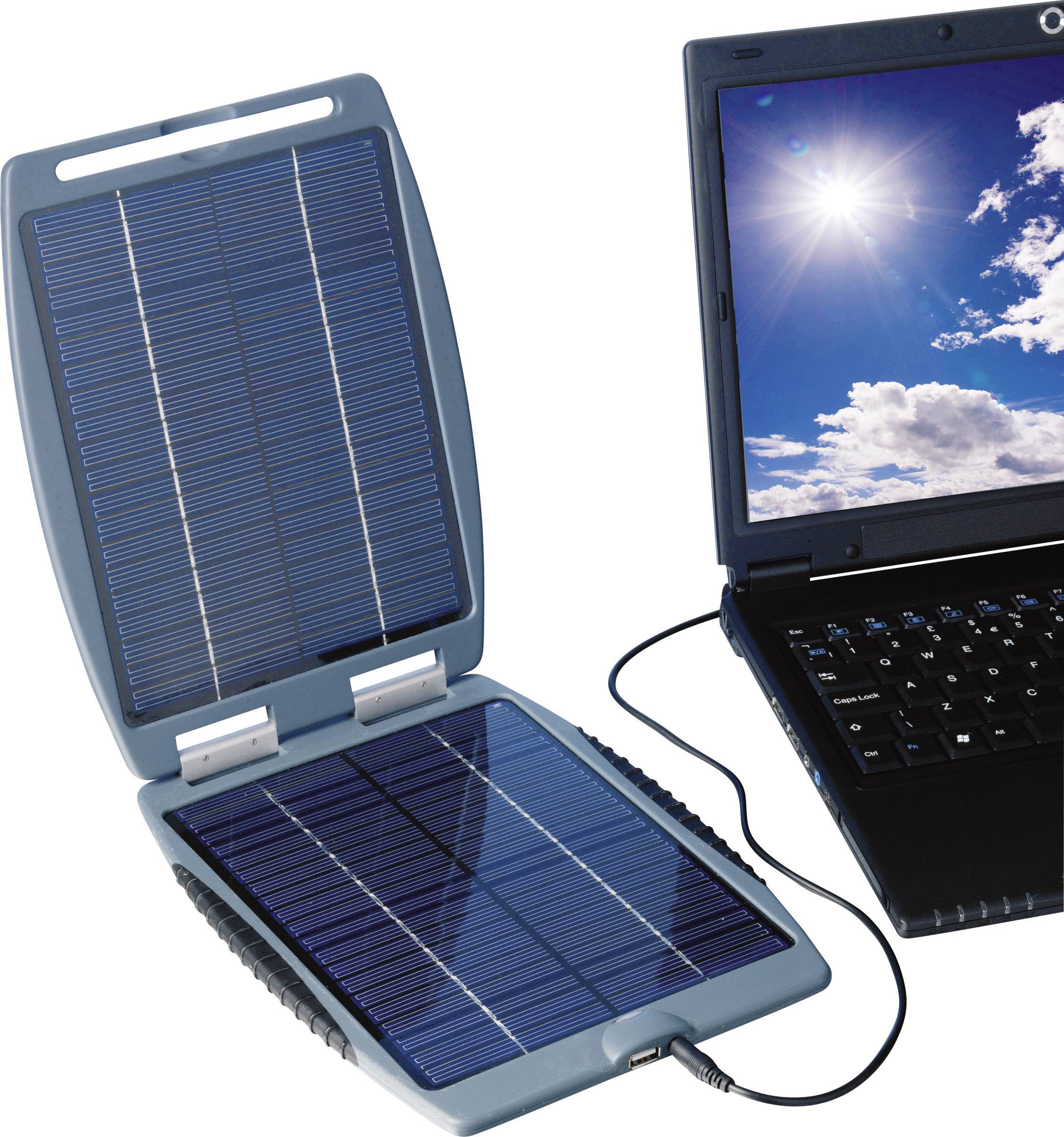 'Offenes Solarladegerät lädt einen Laptop. Der Laptop zeigt ein sonniges Bild auf dem Bildschirm.'