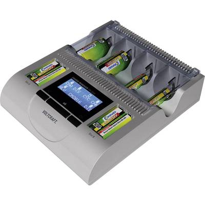 Elektronisches Batterieladegerät mit digitalem Display zeigt Ladezustand an. Vier geöffneten Schächte mit eingesetzten Batterien.