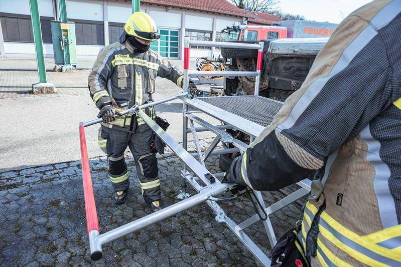 Rettungs- und Arbeitsplattform aus Alumnium, mit Klapprahmen-3