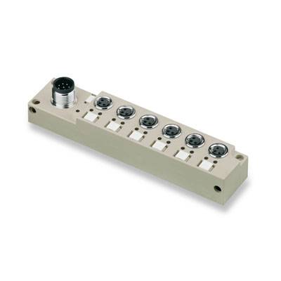 Mehrfachsteckdose mit sechs kreisförmigen Anschlüssen und einem größeren runden Anschluss am Ende. Beige Gehäuse.