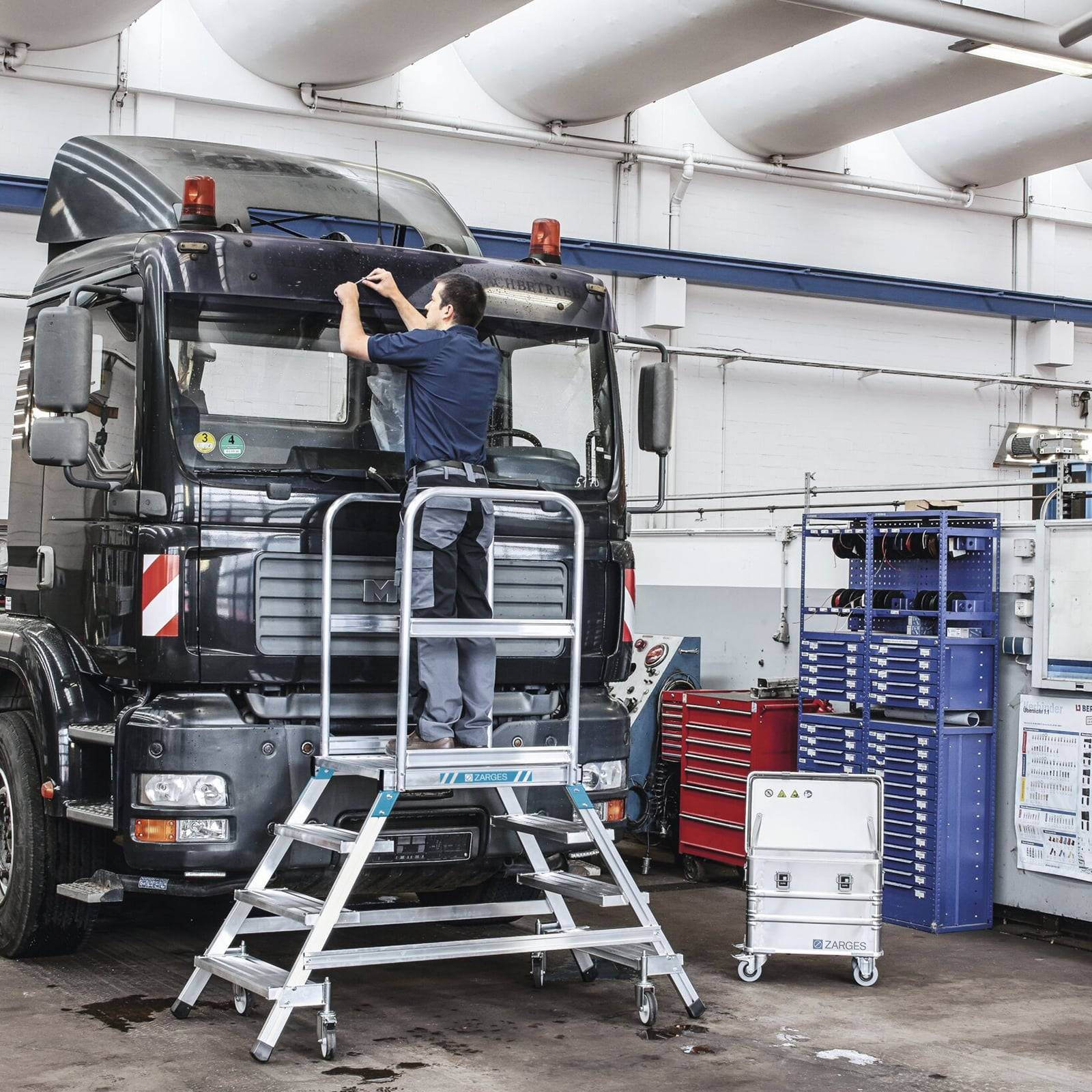 Zarges Podestleiter fahrbar mit 2x4 Leichtmetall-Stufen-1