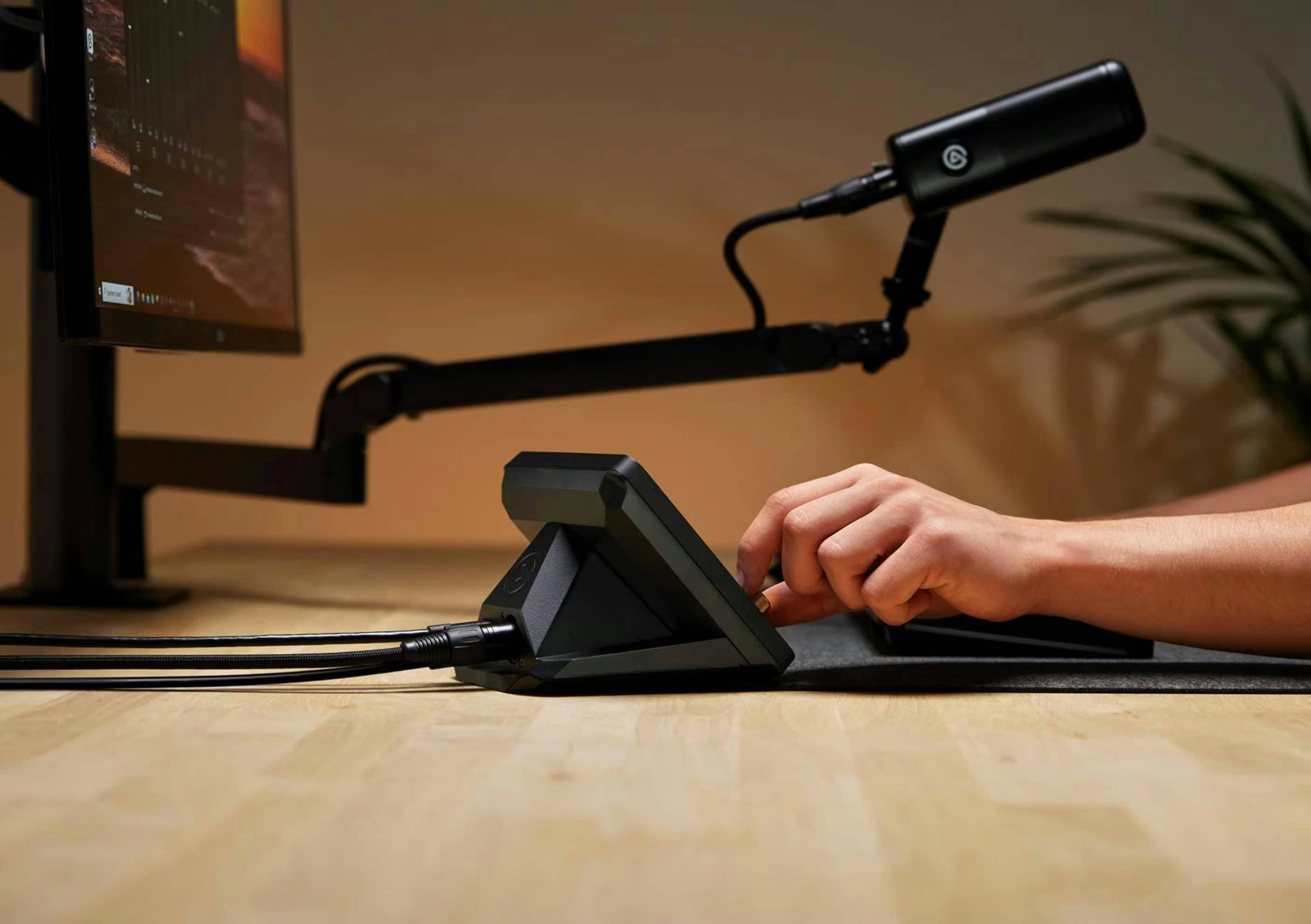 Elgato XLR Dock MK.2 for Stream Deck + (10GBQ9901)-1