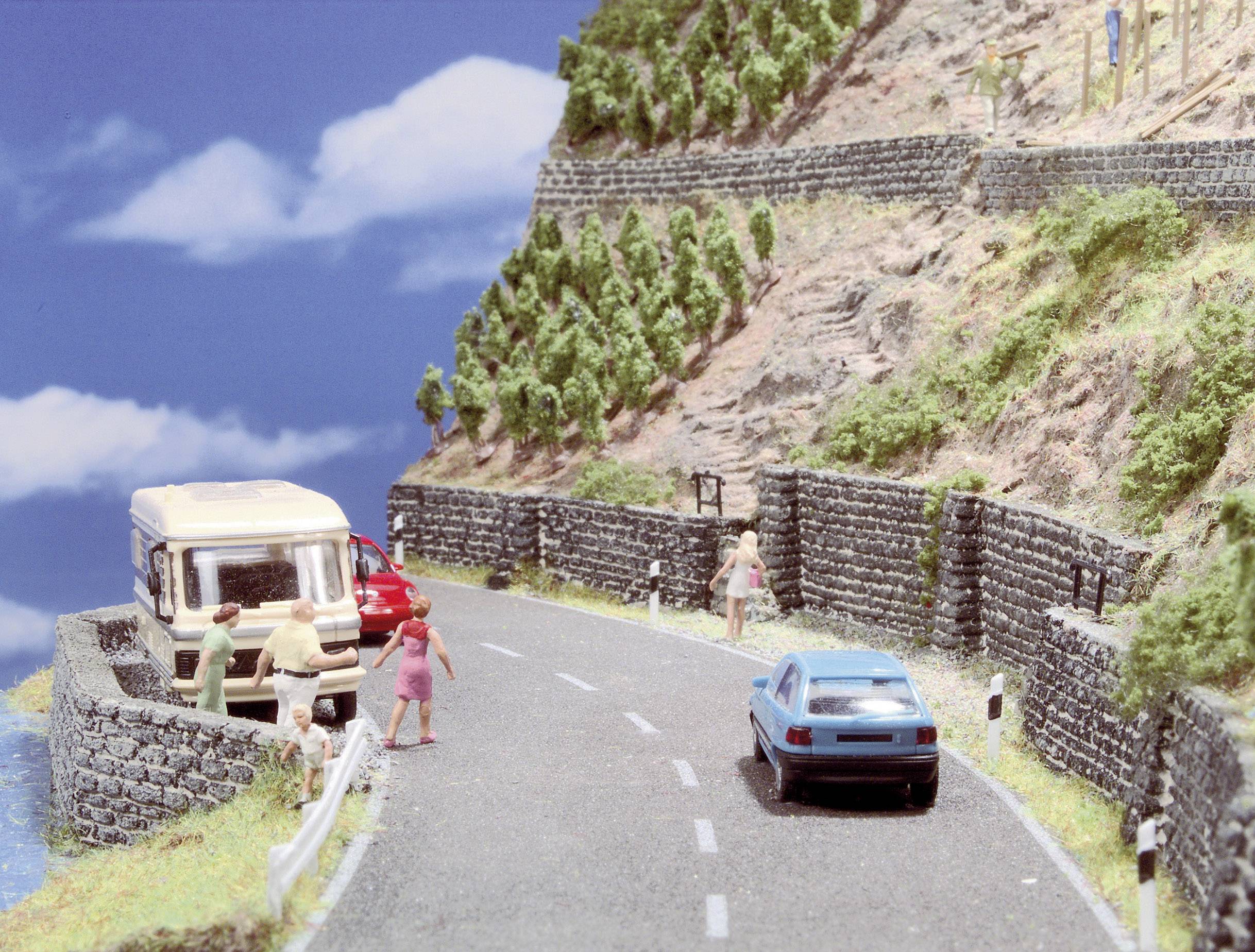 Minilandschaft mit Straße am Hang, Autos und Menschen am Straßenrand in Gesprächen. 山側の道には車と立ち話をしている人々がいます。