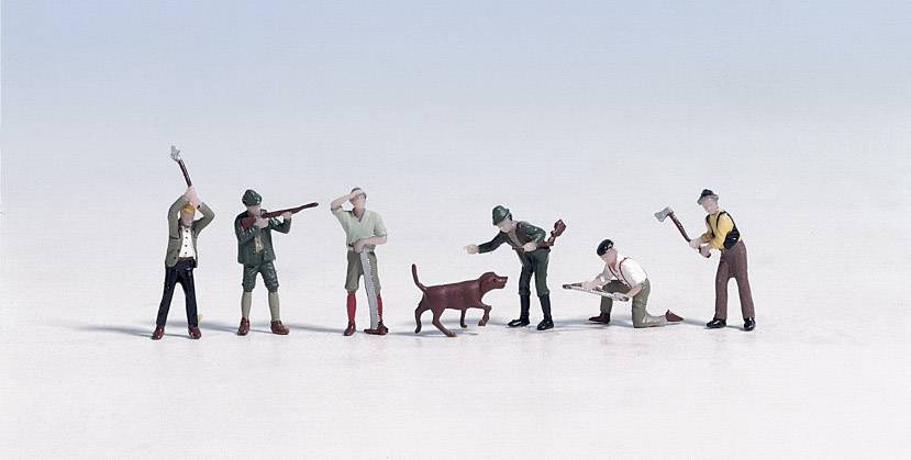 Miniaturfiguren, die verschiedene Jagdszenen darstellen, darunter Jäger mit Gewehren, ein Hund und jemand mit einer Axt auf weißem Hintergrund.