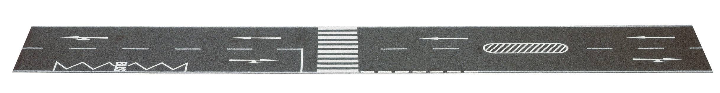 'Spielzeugstraße mit Zebrastreifen, Parkplätzen, Fahrbahnen und einer Verkehrsinsel.'
