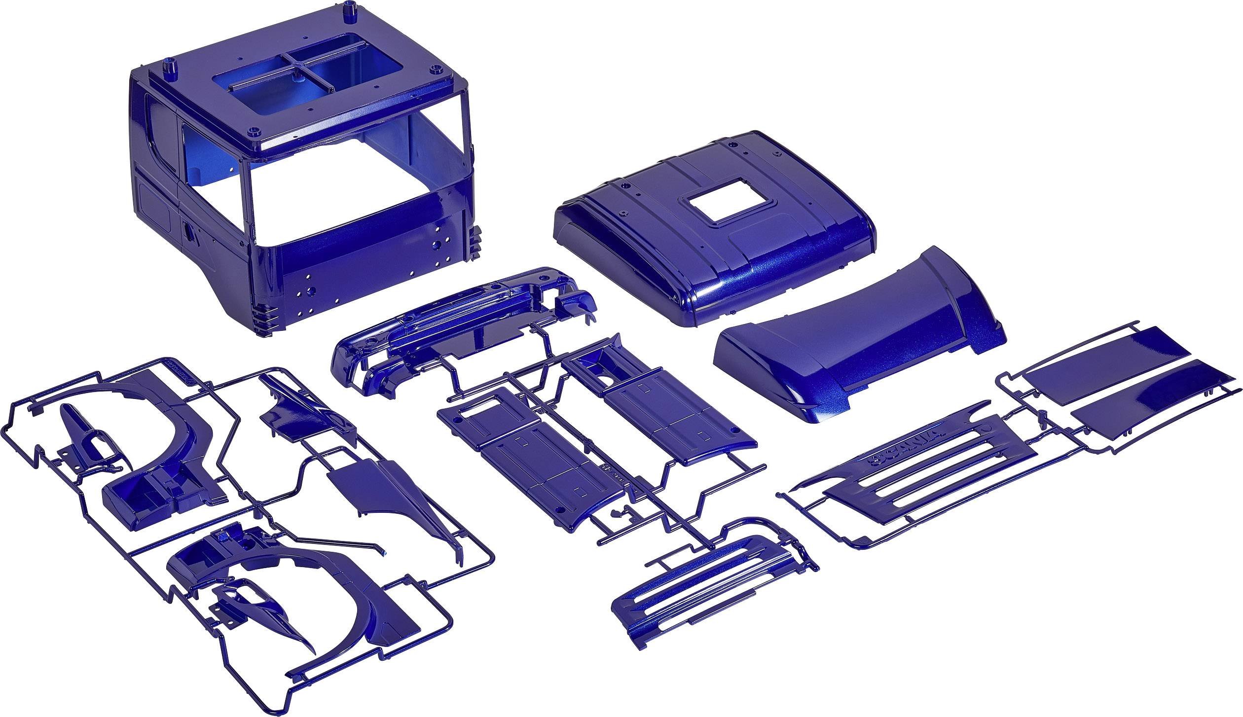 Mehrere blaue Modellbauteile eines LKWs, darunter Fahrerkabine, Motorhaube und Karosserieteile. Alle Teile sind auf einem weißen Hintergrund angeordnet.
