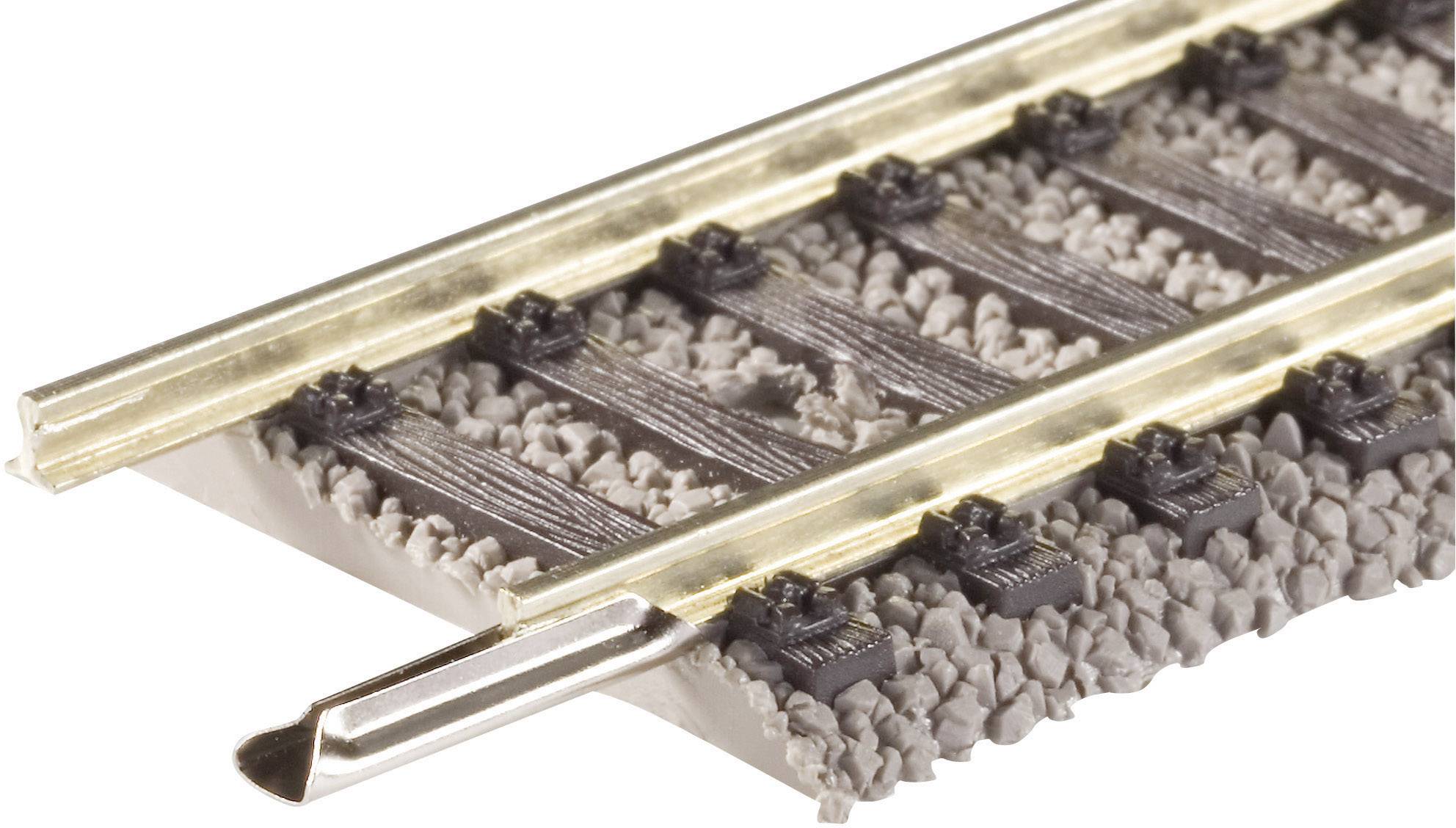 Nahaufnahme eines Modellbahngleises mit Holzschwellen und Schotterbett. Perfekt für Modelleisenbahnsammlungen und Dioramen.