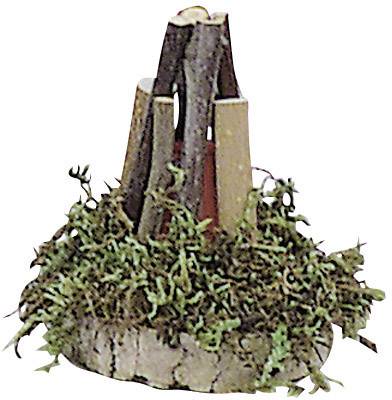 Ein Miniatur-Lagerfeuer aus kleinen Holzscheiten und Moos auf einer Holzscheibe.