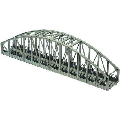 Stahlbrücke mit gewölbtem Fachwerkdesign über einem zweispurigen Bahnübergang, dargestellt aus einer schrägen Perspektive.