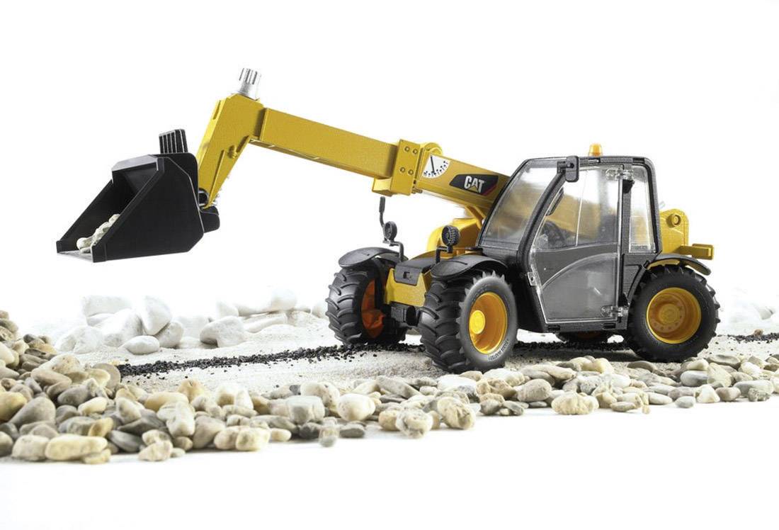 Ein gelber Bagger auf einer Baustelle hebt Kies auf. Der Bagger hat einen langen Arm und große, grobstollige Reifen.